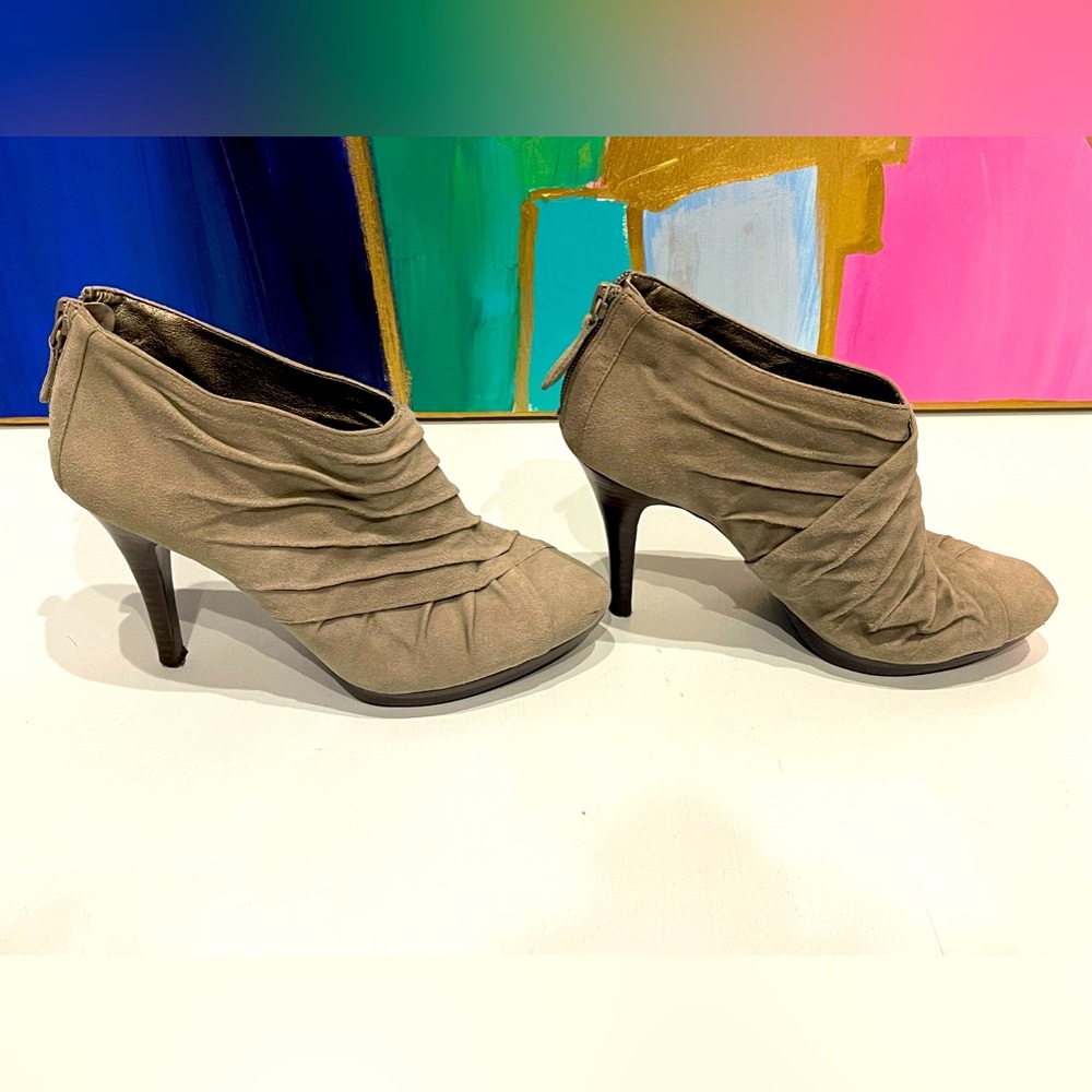 EUC Banana Republic size 6.5 suede booties, gray,  3.75” heel w\ ~1/2“ platform